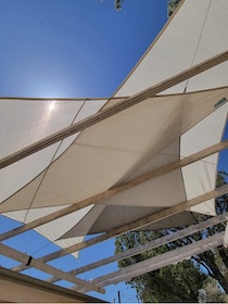 voile d’ombrage terrasse Suisse romande,voile d’ombrage balcon Lausanne,voile d’ombrage jardin Genève,voile d’ombrage Coolaroo Suisse,ombrage terrasse avec voile Coolaroo,voile d’ombrage triangulaire balcon,voile d’ombrage rectangulaire jardin,voile d’ombrage carrée terrasse,ombrage extérieur HDPE respirant,voile d’ombrage protection UV,voile d’ombrage installée en pente,ombrage moderne pour terrasse,voile d’ombrage résistante au vent,voile d’ombrage extérieure durable,solution d’ombrage Coolaroo Suisse
