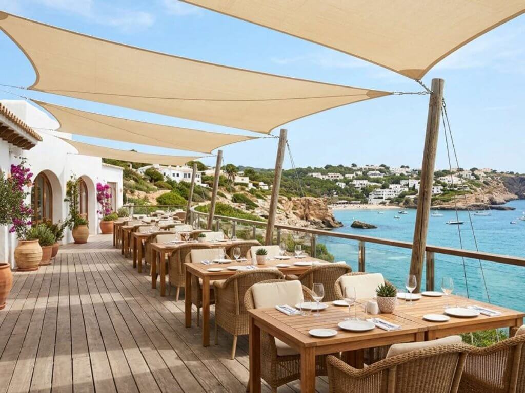 Voile d’ombrage Coolaroo sur une terrasse de restaurant en Suisse