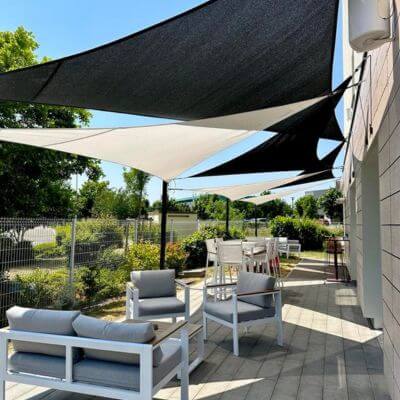 Voile d’ombrage DualShade pour restaurant ou café