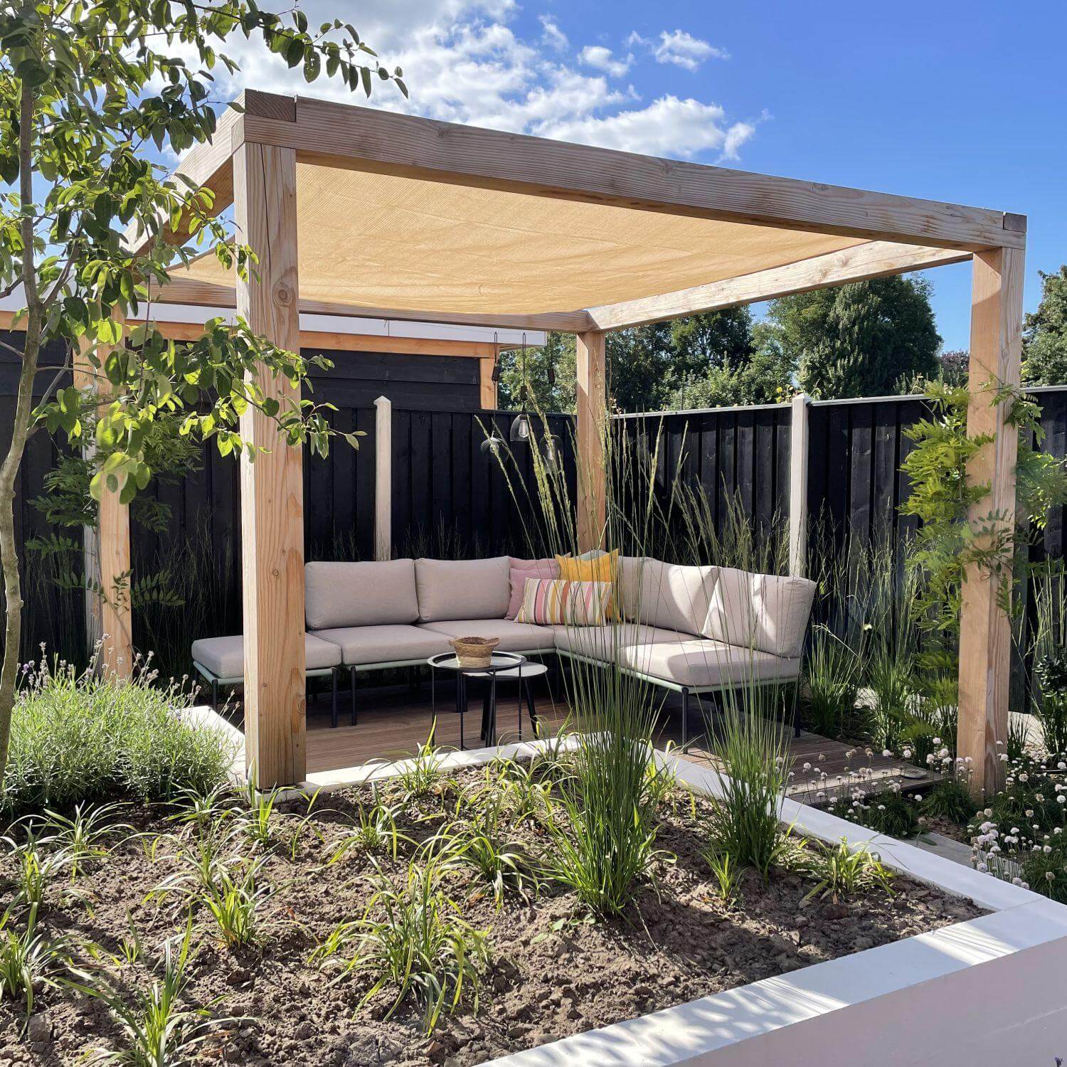 Voile d’ombrage sur pergola bois